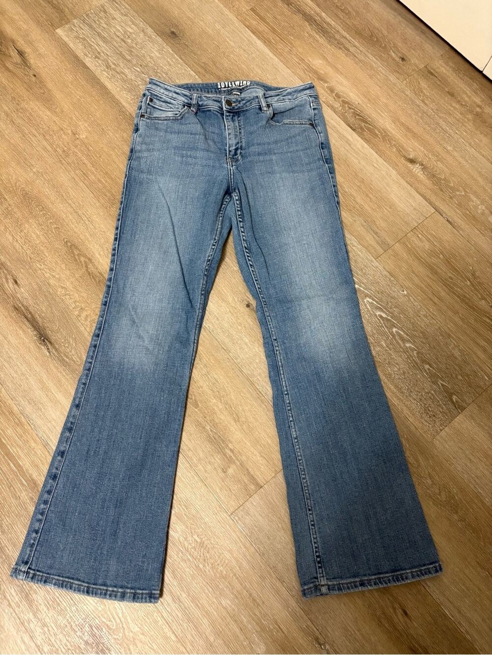 Idyllwind Women’s Light Wash Flare Jeans Size W12x L32